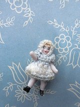 あみぐるみ帽子をかぶった女の子　ミニチュアドール　３，２ｃｍ　HERTWIG　オールビスク　ドールハウス 　