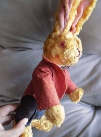 赤いジャケットのウサギの紳士　アンティーク　ガラス目　３２ｃｍ　英国　　