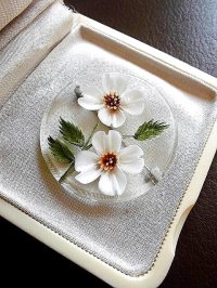 白いアクセサリー　ルーサイトのブローチ　花水木　ハナミズキ　　