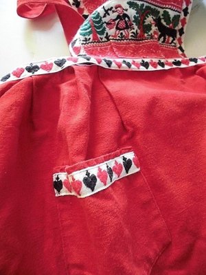 画像4: チロリアンテープのついたエプロン　赤ずきんちゃんとオオカミ　刺繍　リボン　