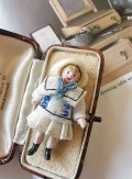 セーラー服の女の子　ミニチュアドール　４，６ｃｍ　HERTWIG　ヘルトヴィヒ　 オールビスク　ドールハウス 　