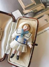 セーラー服の女の子　ミニチュアドール　４，６ｃｍ　HERTWIG　ヘルトヴィヒ　 オールビスク　ドールハウス 　