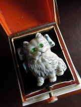 リボンを結んだ仔猫のブローチ　緑のガラス目　セルロイド　　