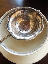 銀のティーストレーナー　イギリス　シルバー　SAVOY HOTEL　刻印あり