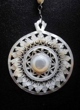 祈りを込めて手彫りされたペンダント　★ ベツレヘムパール ★　細工の美しいマザーオブパール　ビクトリアン　ビンテージ　