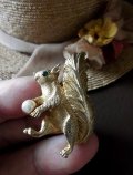 緑の目をしたリス　ヴィンテージ　りすのブローチ
