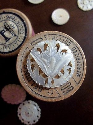画像2: マザーオブパール の貝細工　美しい透かし彫り　　ヴィクトリアン　ボタン　アクセサリー　パーツ　