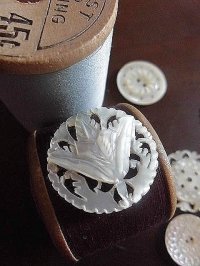 マザーオブパール の貝細工　美しい透かし彫り　　ヴィクトリアン　ボタン　アクセサリー　パーツ　