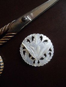 他の写真2: マザーオブパール の貝細工　美しい透かし彫り　　ヴィクトリアン　ボタン　アクセサリー　パーツ　