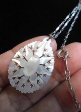 祈りを込めて手彫りされたペンダント 　★マザーオブパール　ベツレヘムパール