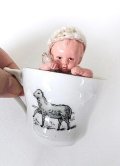 手編みニットのベビー　古い時代のドイツのドール と カップ＆ソーサー　　　　