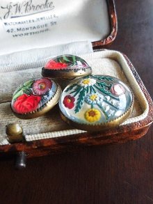 他の写真2: ガラスドームの花　フラワーモチーフ　古い時代のガラスボタン　