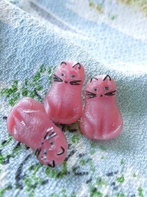 画像1: ムーングロウガラス　桜色の猫　チェコボタン　ねこ