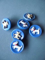 蒼い色がきれいなガラスボタン　熊と犬　ドイツのヴィンテージ