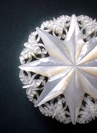 ★ 祈りを込めて手彫りされた貝のブローチ　４ｃｍ 　白いアクセサリー　真珠貝　From the Holy Land　ベツレヘムパール