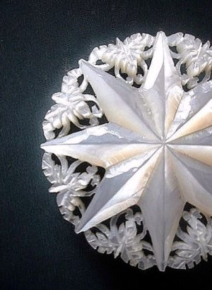 画像1: ★ 祈りを込めて手彫りされた貝のブローチ　４ｃｍ 　白いアクセサリー　真珠貝　From the Holy Land　ベツレヘムパール