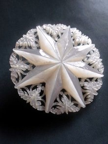 他の写真1: ★ 祈りを込めて手彫りされた貝のブローチ　４ｃｍ 　白いアクセサリー　真珠貝　From the Holy Land　ベツレヘムパール