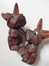 木彫りの２匹のテリア　アンティーク　ガラス目　　英国　　