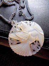 マザーオブパールのペンダント　鳩　ベツレヘムパール　３，７ｃｍ