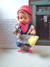 花束とバックをもった女の子　東ドイツ　ARI社　アリドール　赤ずきんちゃん　