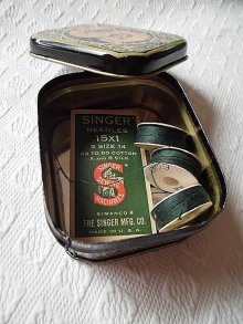 他の写真3: 小さな缶　シンガ―社　ミシンの絵