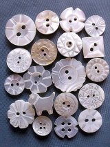 刻みのきれいなシェルボタン　セット　貝ボタン　マザーオブパール 　　　