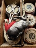 銀のうさぎ　アンティークのピンクッション　シルバー　針さし