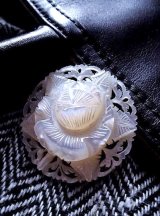 祈りを込めて手彫りされた花のブローチ　貝の透かし細工　ベツレヘムパール　