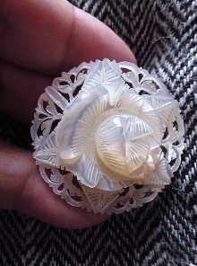 他の写真1: 祈りを込めて手彫りされた花のブローチ　貝の透かし細工　ベツレヘムパール　