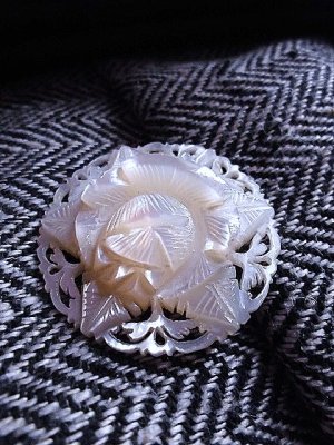 画像3: 祈りを込めて手彫りされた花のブローチ　貝の透かし細工　ベツレヘムパール　