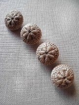 ふっくら編み模様　フレンチリネンのボタン　ニット　１，５ｃｍ