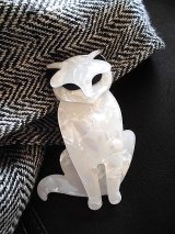 白猫さん　ルーサイトブローチ　