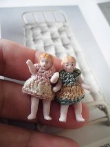ニットドレスが可愛いミニチュアドール　３ｃｍ　人形の家　オールビスク　HERTWIG
