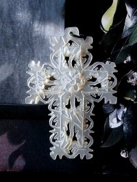 白い十字架　美しい貝細工　真珠貝　ベツレヘムパール　ハンドカーヴィング