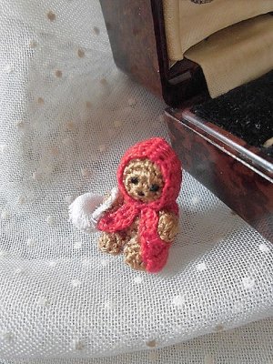 画像2: 赤ずきんちゃんになったベア　ハンドニットの編みぐるみ　ミニチュアサイズ