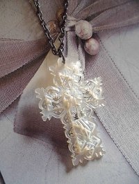 白い十字架　美しい貝細工　真珠貝　ベツレヘムパール　ハンドカーヴィング