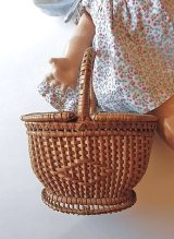 小さな蓋つきバスケット　シルエットのきれいなドール用籠　フランス　パニエ　Ａ