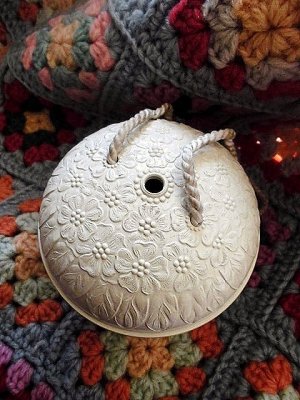 画像4: エンボス模様が美しい毛糸玉ホルダー　ベークライト　アイボリーホワイト　英国