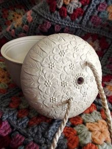 他の写真2: エンボス模様が美しい毛糸玉ホルダー　ベークライト　アイボリーホワイト　英国