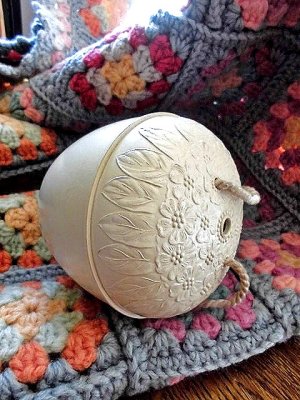 画像2: エンボス模様が美しい毛糸玉ホルダー　ベークライト　アイボリーホワイト　英国