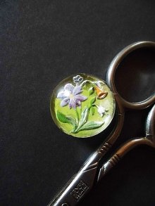他の写真3: ガラスドームの花　フラワーモチーフ　古い時代のガラスボタン　