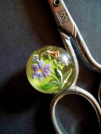 ガラスドームの花　フラワーモチーフ　古い時代のガラスボタン　