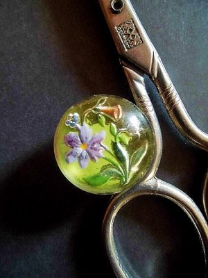 画像1: ガラスドームの花　フラワーモチーフ　古い時代のガラスボタン　