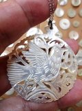 マザーオブパールのペンダント　１羽の鳩　ベツレヘムパール　シルバーチェーン