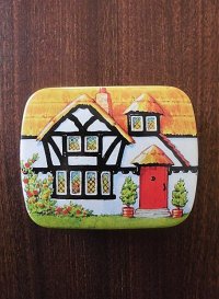 藁ぶき屋根の家　小さな缶　ミニチュアサイズ　イギリスのコテージ　　　