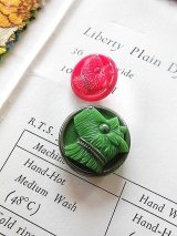 首輪をしたテリア　ヴィンテージボタン　グリーン ＆ レッドのセット