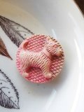 テリアのボタン　ピンクカラー　