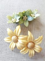 春いちばんに！　アイボリーとパステルグリーンの花　ブローチ２点セット　