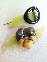 春いちばんに！　パンジーとバックル　ブローチ２点セット