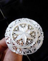 祈りを込めて手彫りされたブローチ 　マザーオブパール　 ３，７ｃｍ　ベツレヘムパール